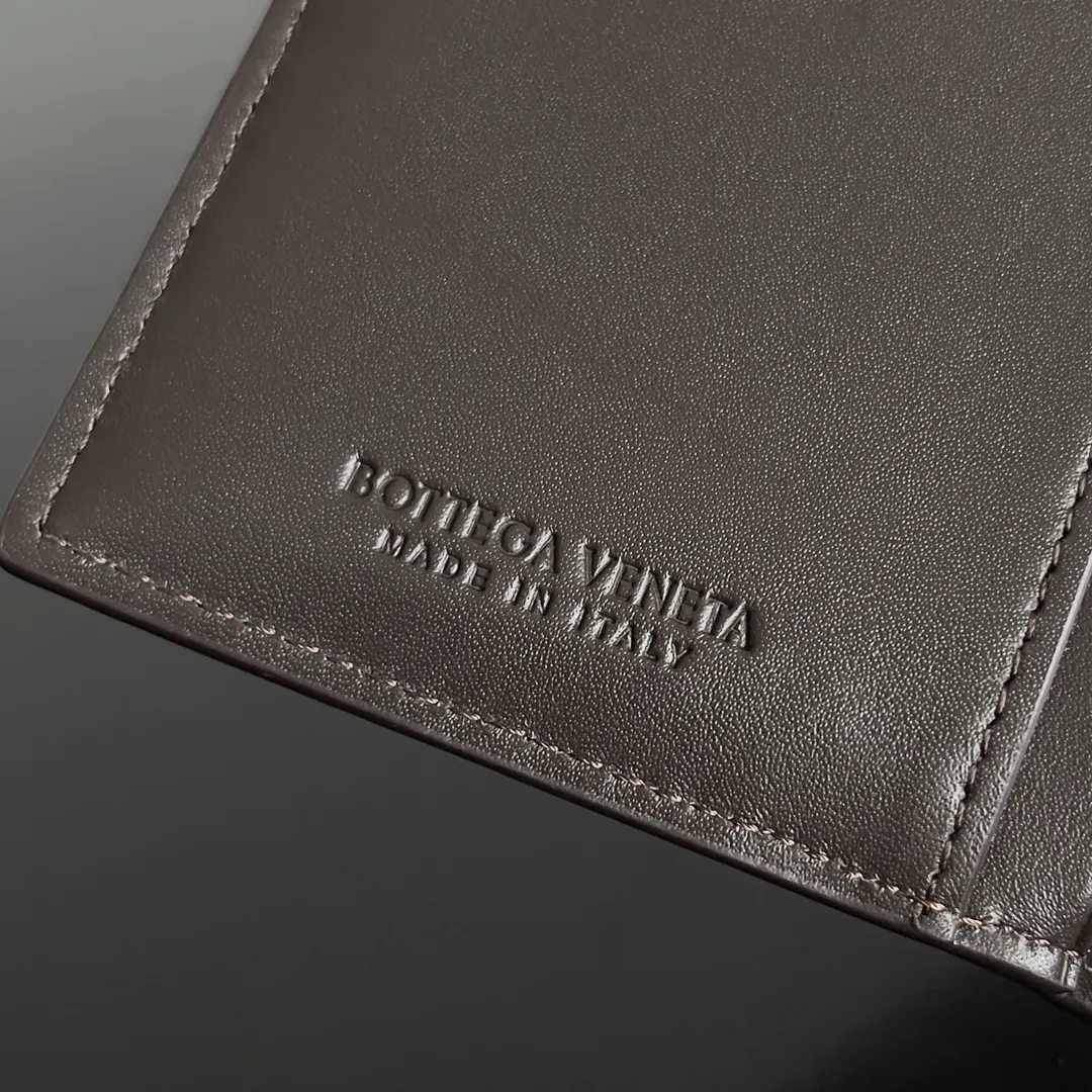 Batch 960 of BOTTEGA VENETA’s new woven small wallets are now shipping! ! ! 🥰🥰Made of carefully selected first-layer sheepskin fabric, this small luxury wallet has an elegant appearance and is also full of practicality. It can store change, driver's license and various cards at the same time. It is so small that it can be put in your pocket and carried with you. It is really convenient [Applause][Applause] Style No.: 667468 Size: 14.5*9.3*2cm